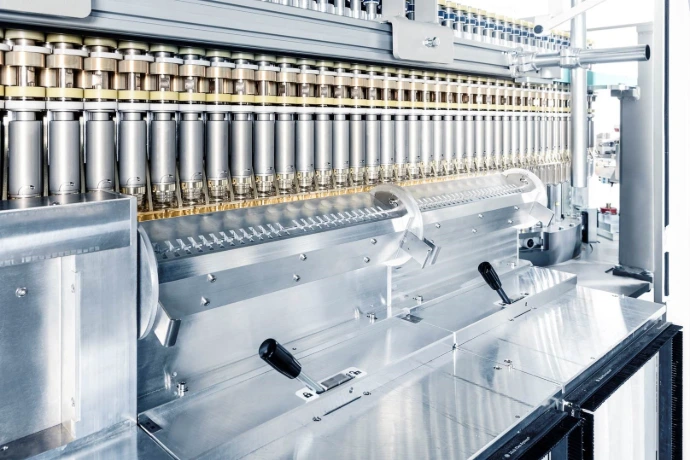 Filling and bottling line service support for production plants